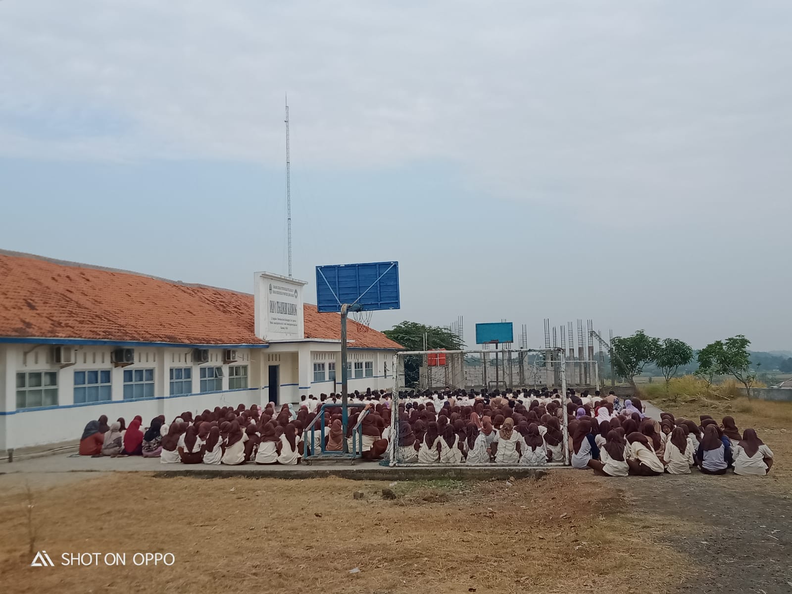 Read more about the article SMAN 1 TEGALWARU Karawang Menguatkan Keagamaan dengan Rutinitas Sholat Duha Setiap Hari Jumat